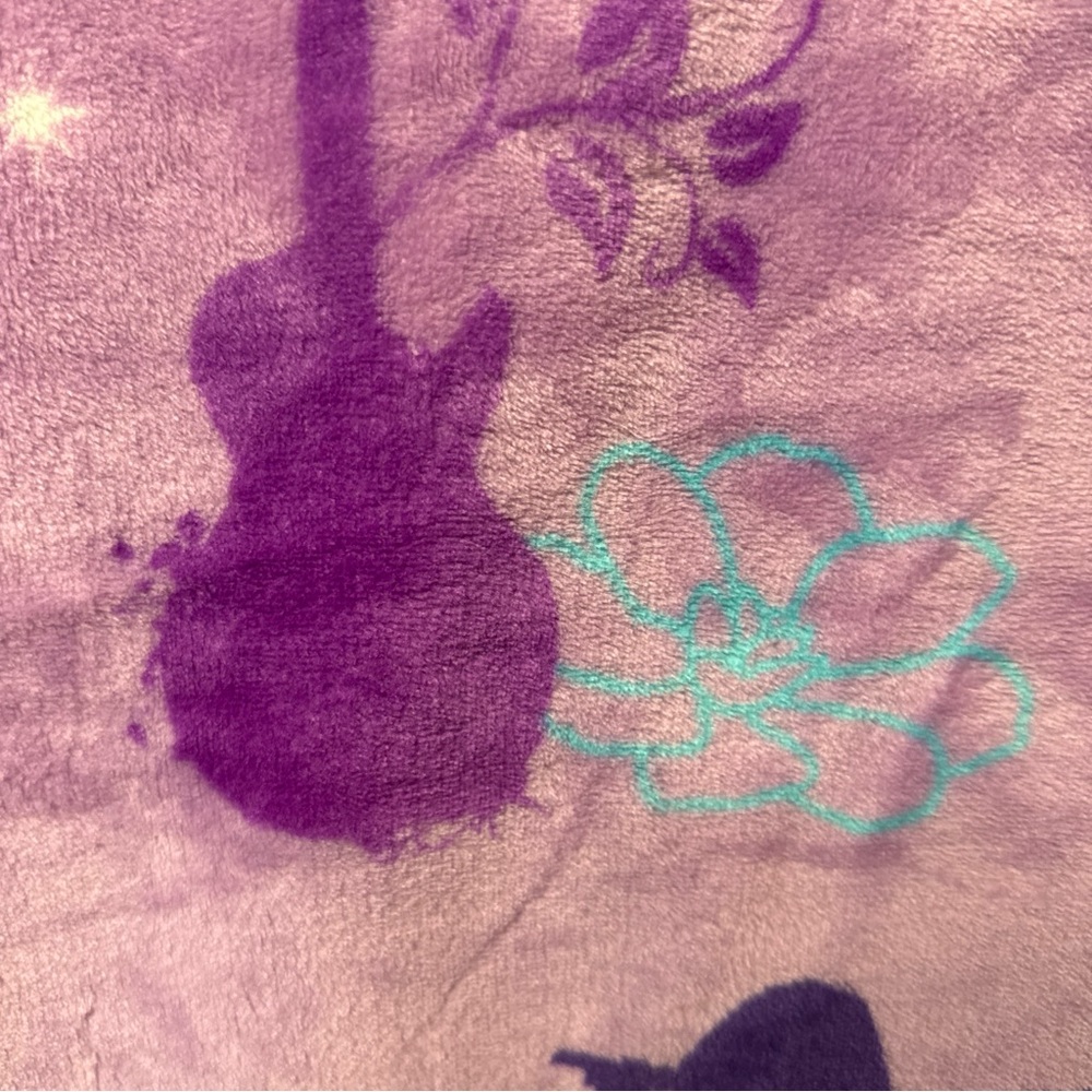 New Disney Hannah Montana 50" x 70" Purple Plush Throw Blanket On Hanger - Picture 6 of 8